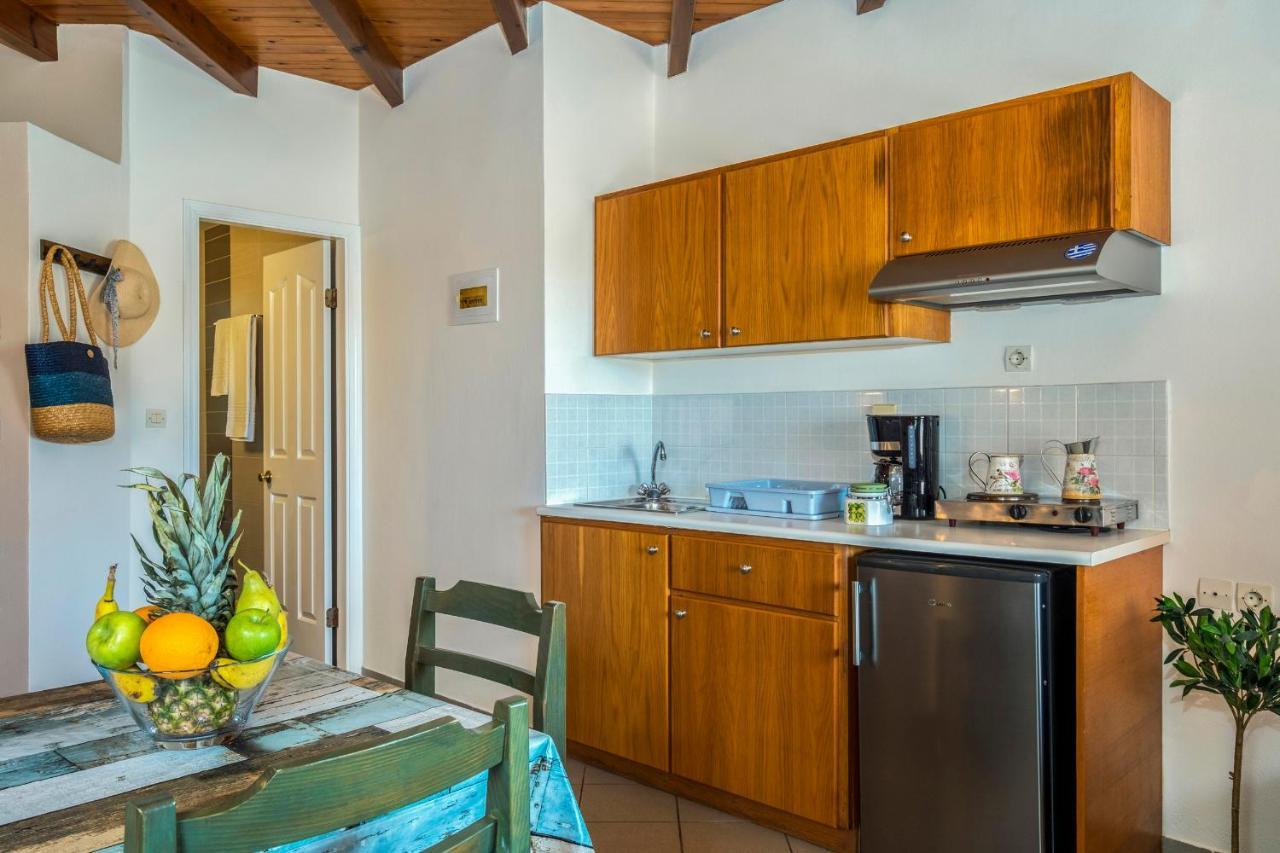 Theos Village Apartments Като-Дарацо Екстер'єр фото