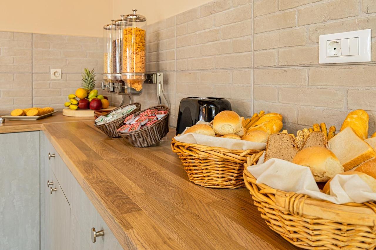 Theos Village Apartments Като-Дарацо Екстер'єр фото