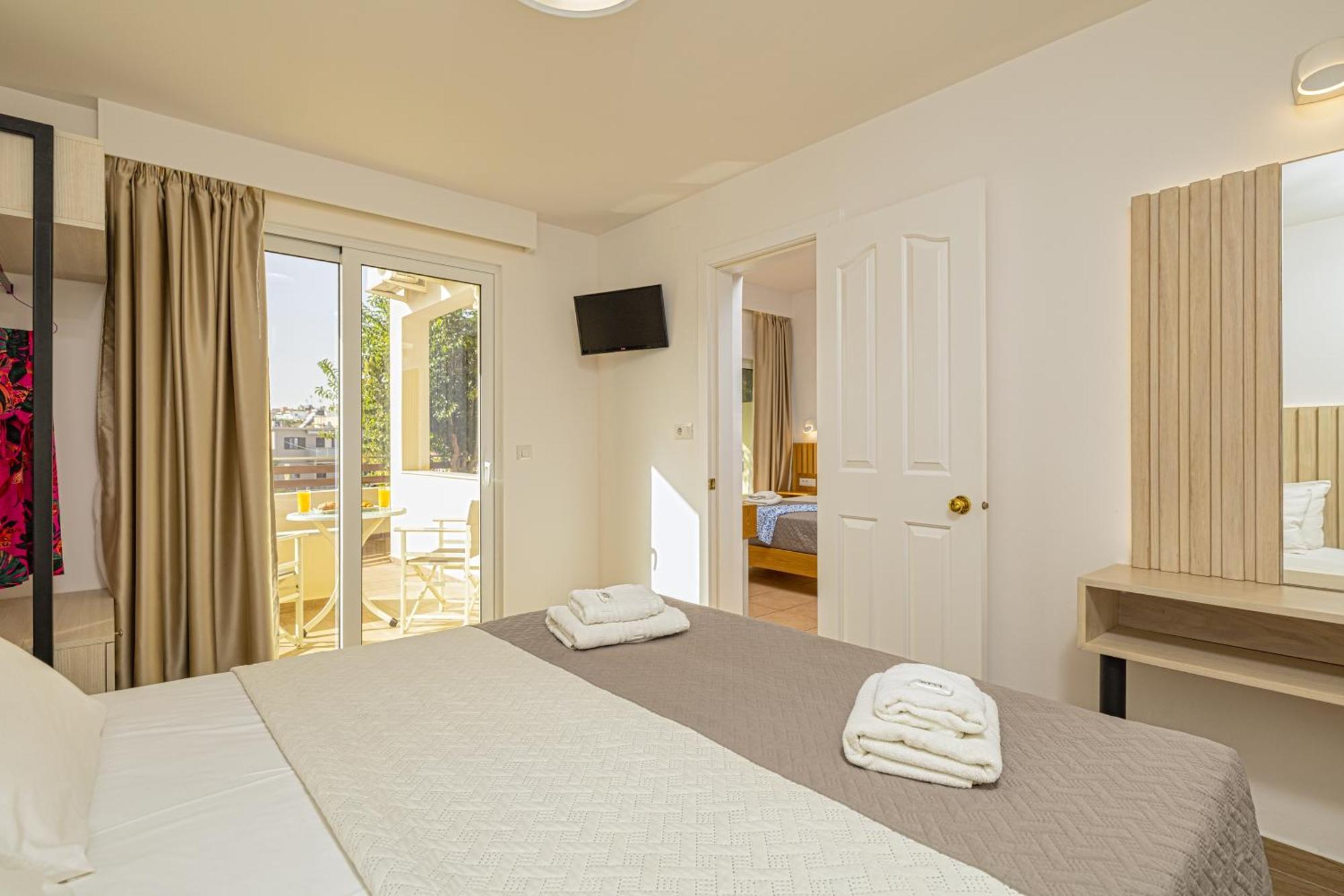 Theos Village Apartments Като-Дарацо Екстер'єр фото