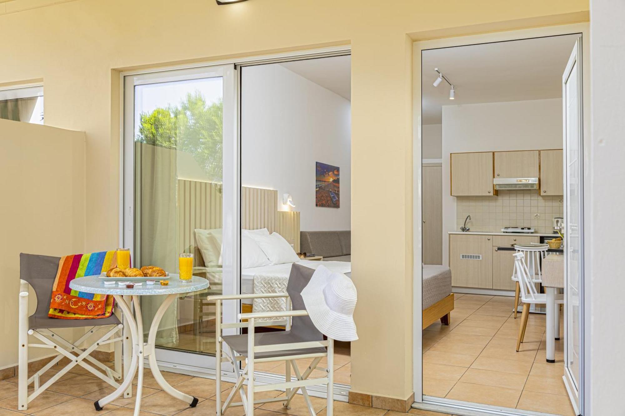 Theos Village Apartments Като-Дарацо Екстер'єр фото
