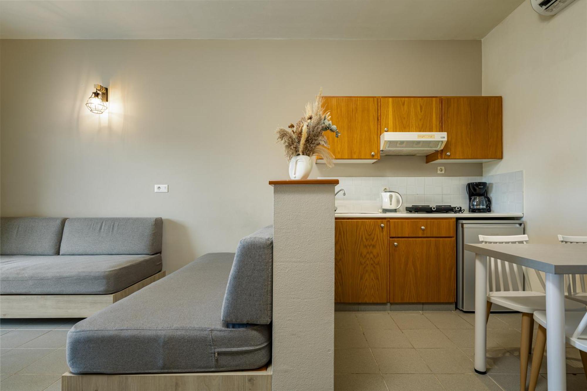 Theos Village Apartments Като-Дарацо Екстер'єр фото