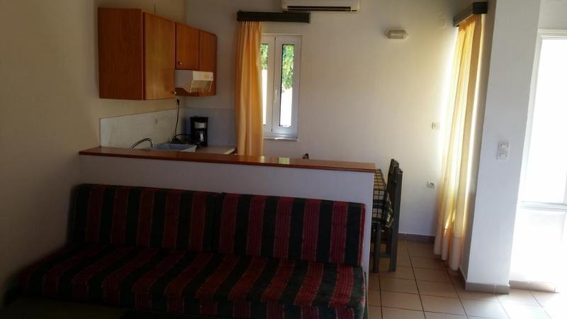 Theos Village Apartments Като-Дарацо Екстер'єр фото